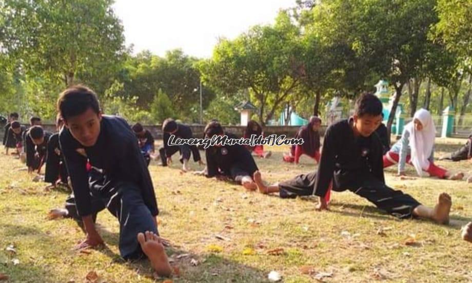 Foto pesilat Kembang Setaman sedang melakukan peregangan dalam latihan rutin di SMPN 2 Jaken Pati