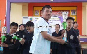 Foto Aditya Qomarul Huda (paling kanan) atlet SDN Tambakromo 02 pada saat menerima piala O2SN tingkat Kabupaten Pati 2023 beberapa waktu yang lalu