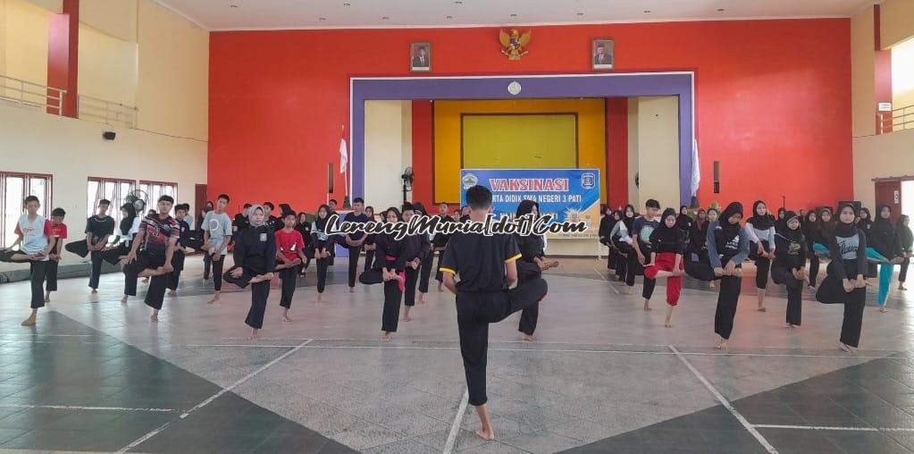 Foto ilustrasi atlet pencak silat sedang melakukan pemanasan