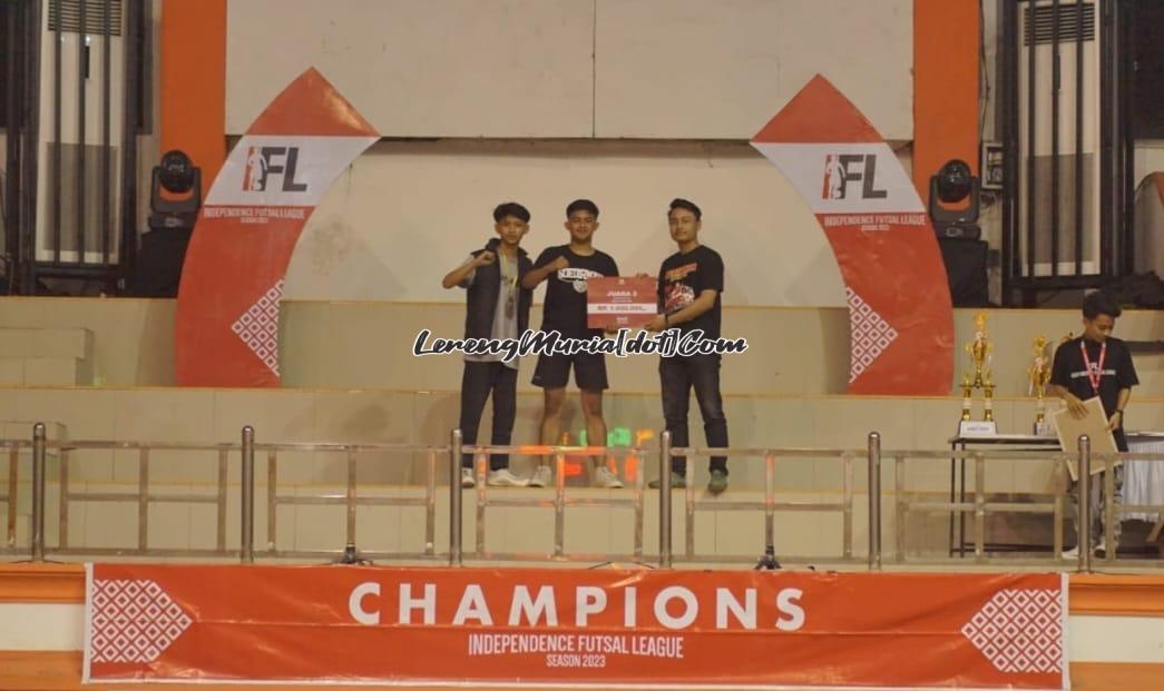 Foto perwakilan Tim Sersawadha SMAN 3 Pati saat menerima hadiah lomba Bettle Suporter Futsal 2023 kategori SMA/SMK/MA | LERENG MURIA Foto perwakilan Tim Sersawadha SMAN 3 Pati saat menerima hadiah lomba Bettle Suporter Futsal 2023 kategori SMA/SMK/MA