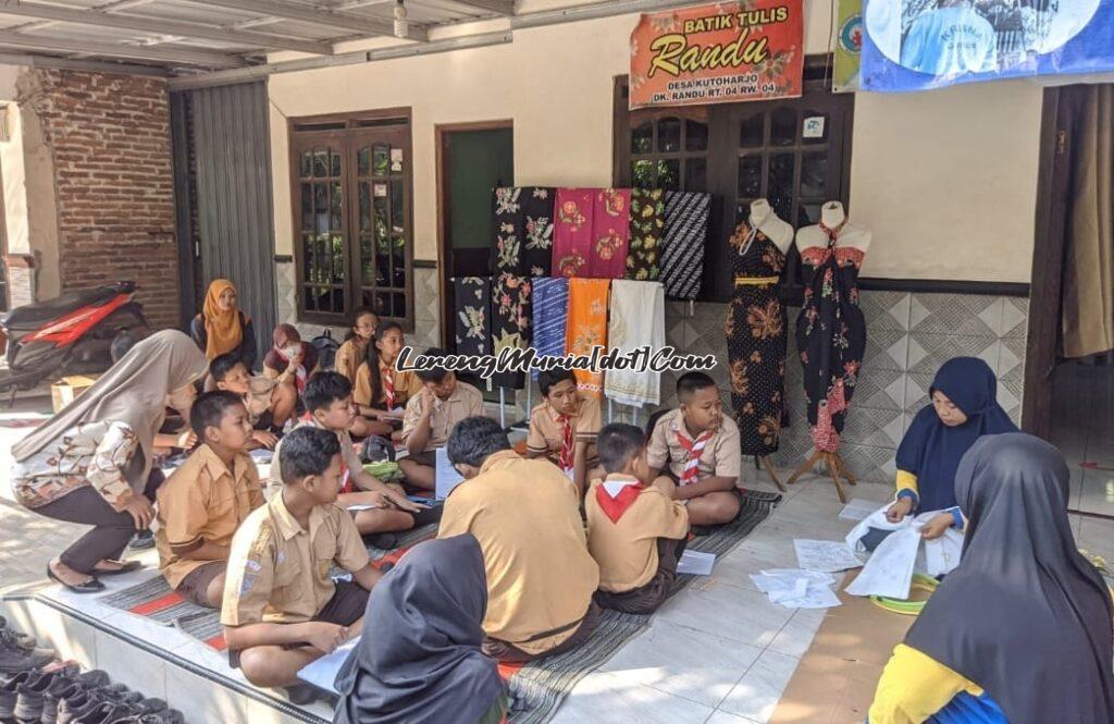 Foto siswa salah satu sekolah dasar mengunjungi sentra Batik Randu di Dukuh Randu RT 04 RW 04 Desa Kutoharjo Kecamatan Pati Kabupaten Pati