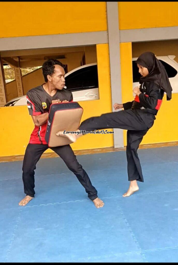 Foto Pesilat Riska (kanan) sedang berlatih teknik tendangan dibawah bimbingan dari Pelatih Muhammad Suprayitno (kiri)