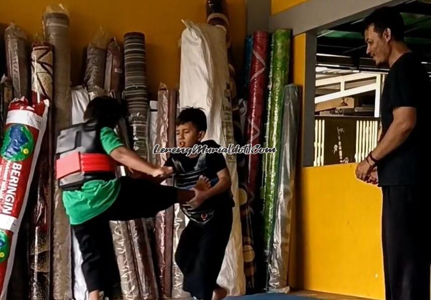 Foto atlet SH Terate Rayon Tugu Gabus sedang berlatih tangkapan dibawah bimbingan Pelatih Sukamto