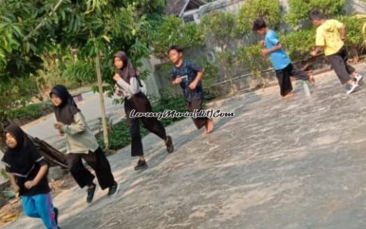 Foto atlet SH Terate Rayon Tanjang sedang pemanasan sebelum latihan