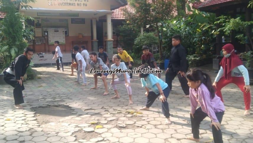 Foto latihan atlet pencak silat di SDN Pati Kidul 01 Pati menghadapi Muria Raya Open I