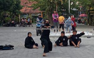 Foto altet pencak silat SDN Pati Lor 01 Pati sedang latihan jurus tunggal