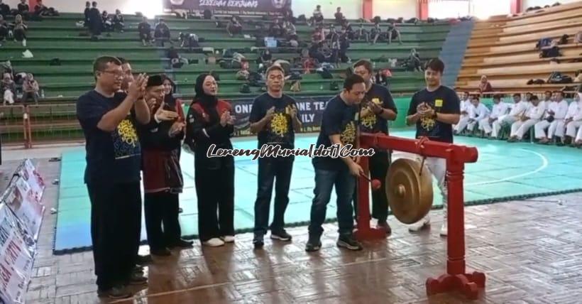 Foto pemukulan gong dalam pembukaan Kejuaraan Pencak Silat Muria Raya Open I oleh Kepala Dinporapar Pati Rekso Suhartono di GOR Pesantenan Puri Pati