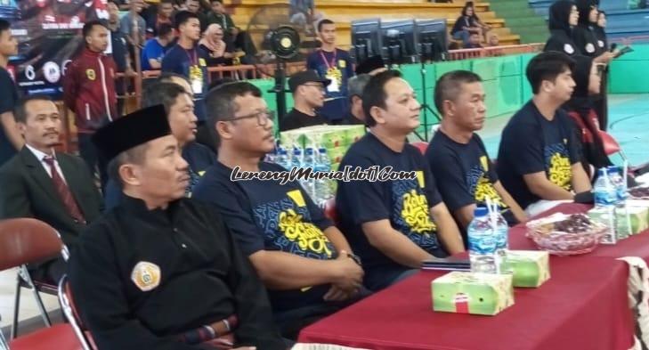 Foto tamu undangan yang menghadiri pembukaan Muria Raya Open I dari kiri ke kanan Eko Wahono (Wakil Ketua IPSI Pati), Kardi  (Kabid Olahraga), Rekso Suhartono (Kepala Dinporapar),Mustamaji (Ketua KONI Pati), Denny Aprisani (bintang tamu), Safira Dwi Meilani (bintang tamu)