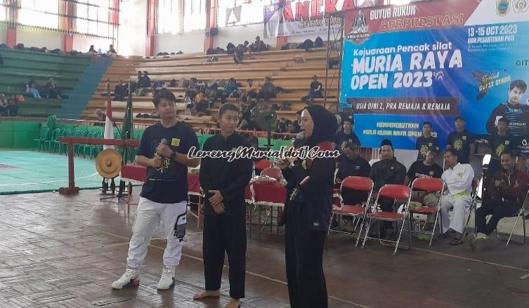 Foto Safira Dwi Meilani (kanan) sedang menjawab pertanyaan dari atlet putri Qiken Dwi Tata (tengah) dan didampingi oleh Denny Aprisani (kiri) dalam  acara bincang-bincang  bersama bintang tamu