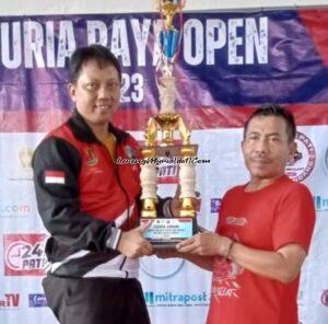 Foto Sigit Widhianto (kiri) sebagai Pembina Pencak Silat SMPN 3 Semarang menerima Piala Juara Umum Muria Raya Open I dari Wakil Ketua IPSI Pati Eko Wahono (kanan)