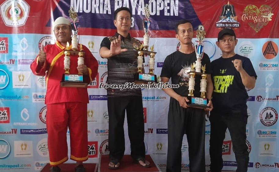 Foto perwakilan juara umum kategori remaja: 1.Tayu Fighter Club Pati (2 dari kiri), 2.Tapak Suci Blora (paling kiri), 3.SMAN 1 Batangan Pati (2 dari kanan)