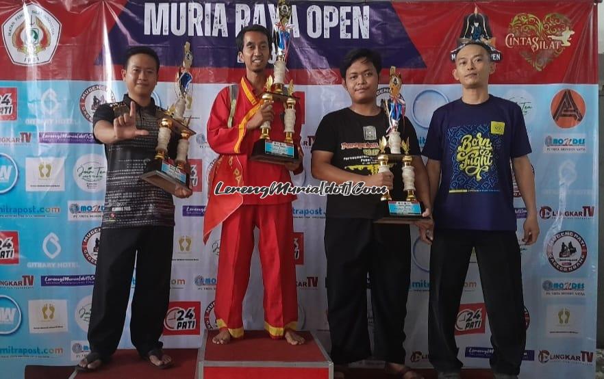 Foto Kafi Danang Saputro (2    dari kanan) pelatih dari SH Terate Rayon Tugu Gabus memegang piala sebagai Juara Umum III Muria Raya Open I kategori usia dini