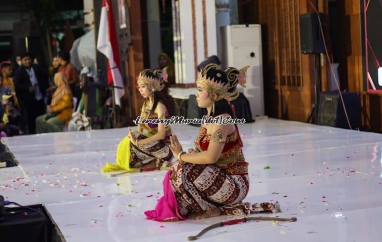 Foto Tari Rento Tinanding dalam gerakan ngrayung diperagakan sempurna oleh penari SMAN 3 Pati