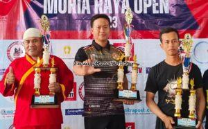 Foto Yuyung Wahito (tengah) salah satu pelatih Tayu Fighter Club Pati saat menerima piala Juara Umum I kategori remaja Kejuaraan Pencak Silat Muria Raya Open I