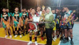 Foto Kapten Tim SMAGA Alfian menerima piala dan piagam Exhibition Match dari panitia Ibu Dyah setelah menjadi juara 2