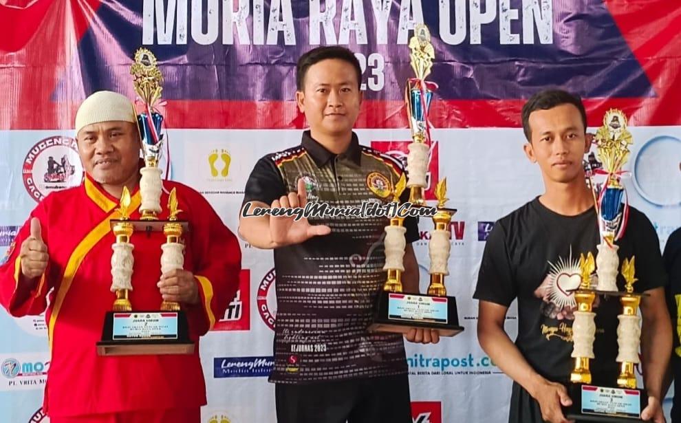 Foto Teguh Tri (kanan) pelatih SH Terate SMAN 1 Batangan saat penyerahan piala Muria Raya Open I