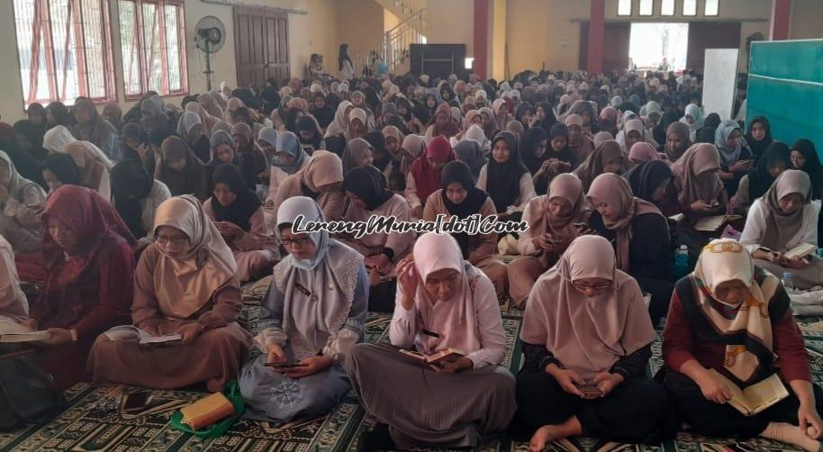 Foto guru dan siswa SMAN 3 Pati sedang melakukan tadarus Al Qur'an 30 juz di Auditorium sebagai bagian dari Peringatan Hari Santri