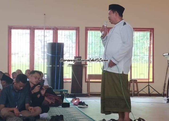 Foto Agus Salam, S.Ag., M.Pd. saat memberikan tausiah Peringatan Hari Santri SMAN 3 Pati