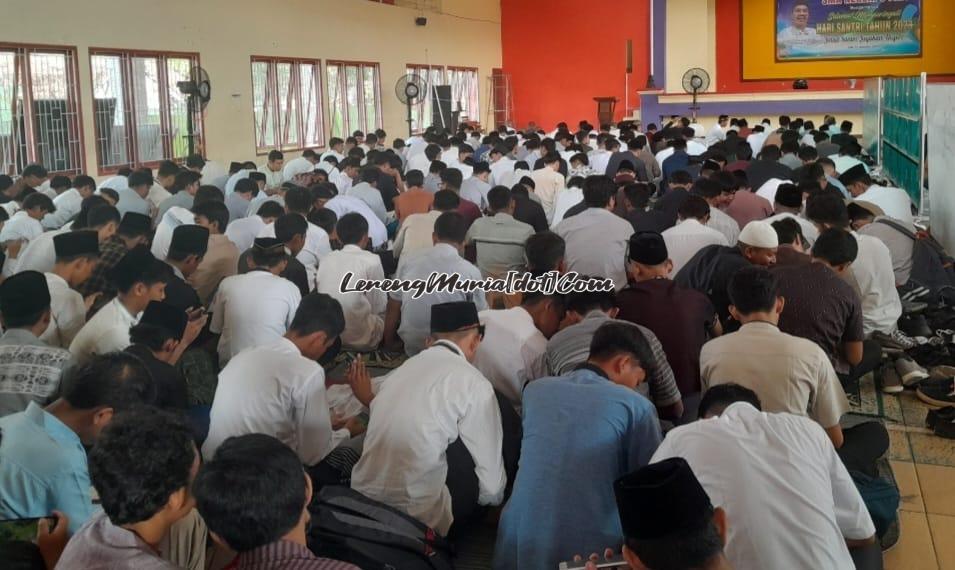 Foto siswa putra sedang tadarus dalam Peringatan Hari Santri di Auditorium SMAN 3 Pati