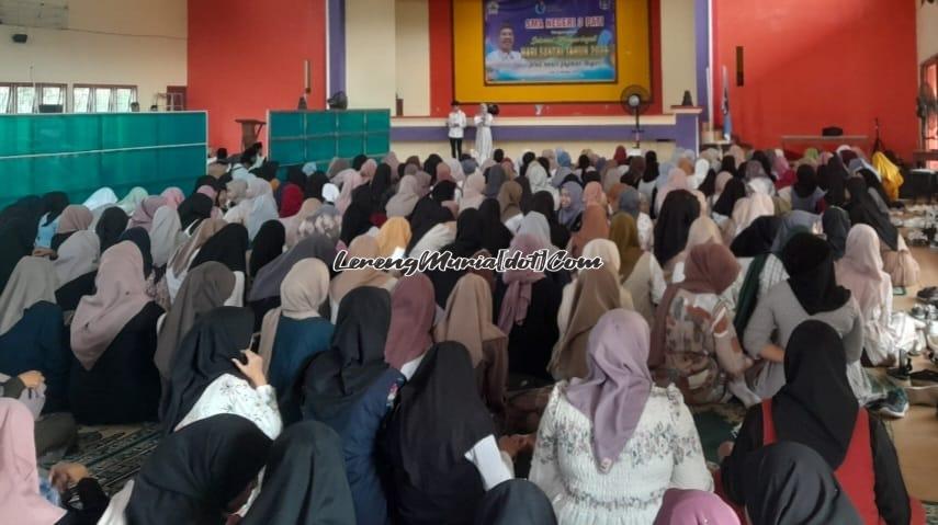 Foto siswa putri sedang khusuk tadarus dalam upaya memperdalam spiritualis pribadi