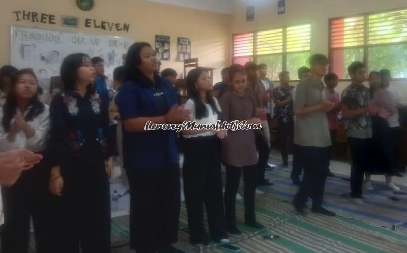 Foto Kegiatan Keagamaan Agama Kristen di kelas yang bersamaan dengan Peringatan Hari Santri SMAN 3 Pati