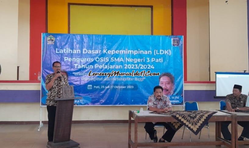 Foto sambutan Plt. Kepala SMAN 3 Pati Kaslan, S.Pd. Mat., M.M. dalam LDK Pengurus OSIS/MPK