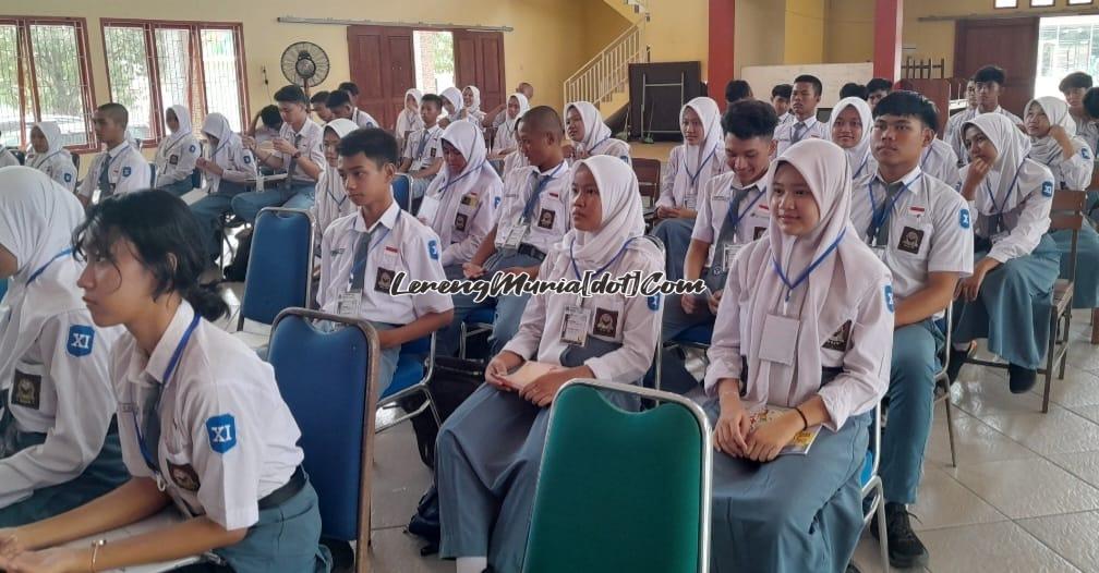 Foto peserta LDK OSIS/MPK SMAN 3 Pati sedang mengikuti materi dengan tertib