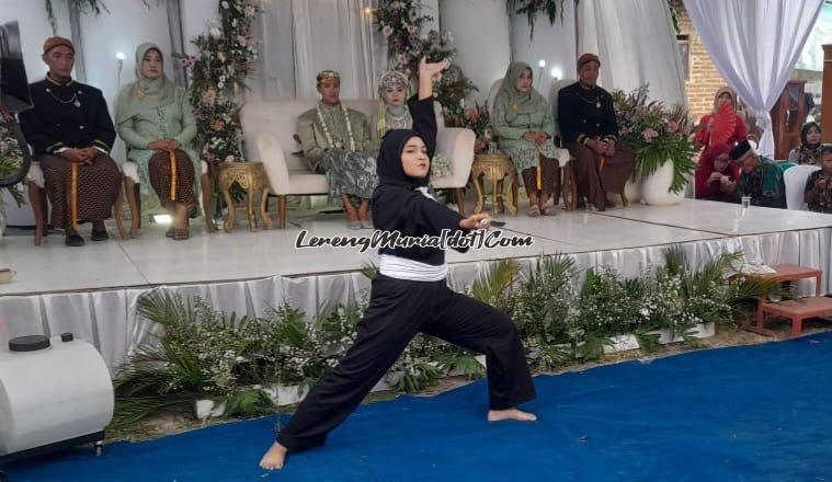 Foto Venny Adityasari saat menampilkan jurus tunggal senjata golok dengan indah dan gesitnya