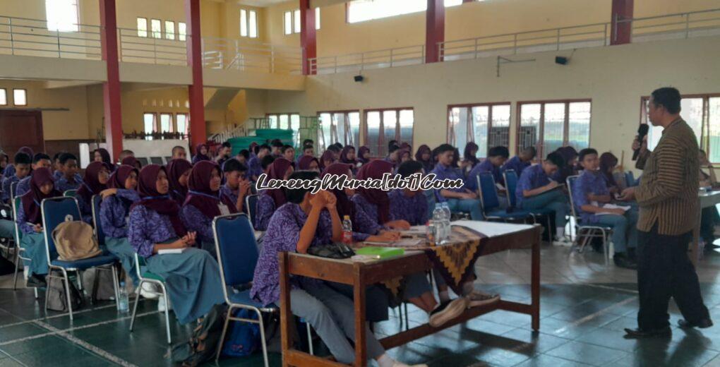 Foto peserta LDK OSIS/MPK SMAN 3 Pati sedang mengikuti materi dengan tertib