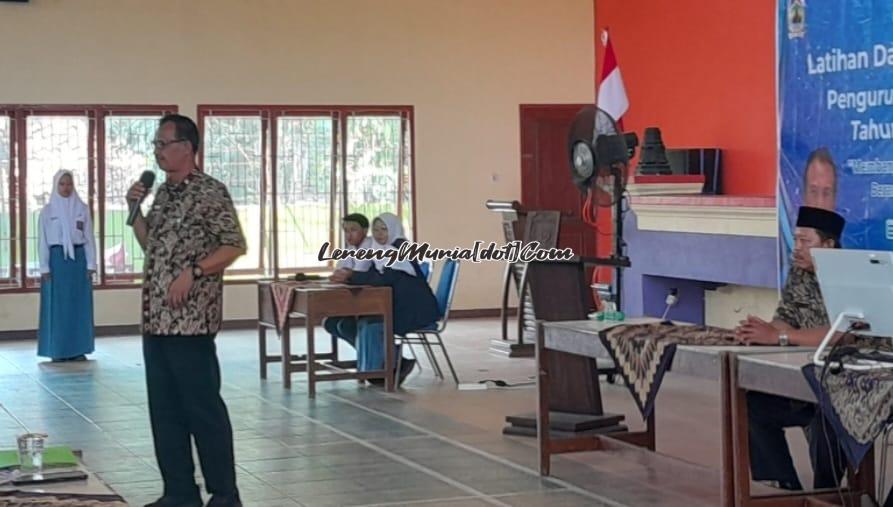 Foto Plt. Kepala SMAN 3 Pati Kaslan, S.Pd. Mat., M.M. pada saat memberikan materi Estafet Kepemimpinan di LDK Pengurus OSIS/MPK