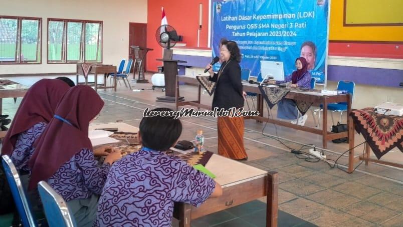 Foto Kristina Marta W., M.Pd. dengan gaya khas kalemnya menyampaikan materi Komunikasi Masa