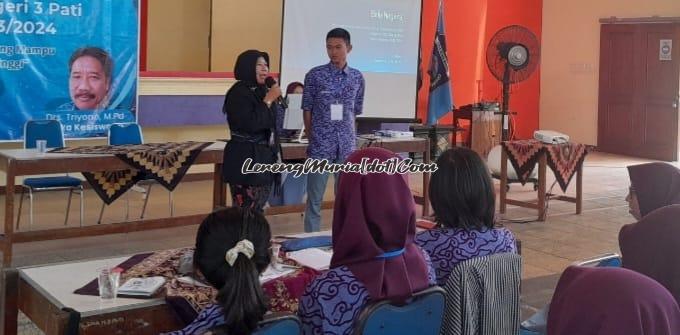 Foto Jumiarsih, M.Pd. diskusi bersama siswa di materi Bela Negara dengan penuh keakraban