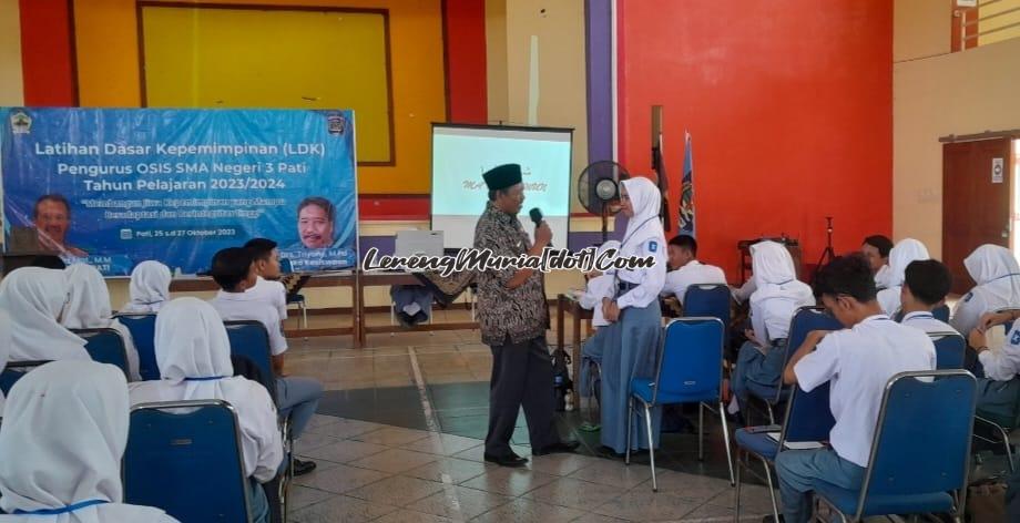 Foto tanya jawab antara narasumber Agus Salam, S.Ag., M.Pd dengan peserta LDK dalam materi Penanaman Karakter