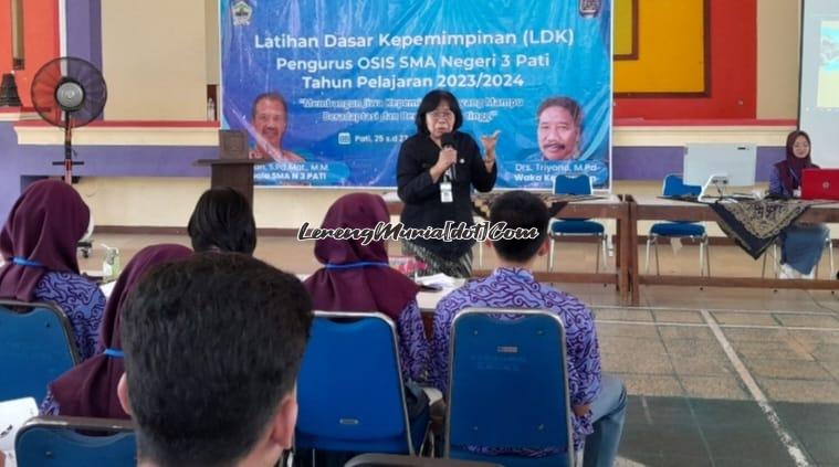 Foto Siti Wahyuningsih, M.Pd. menyajikan materi Aktualusasi Program dalam suasana santai tapi serius