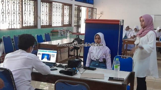 Foto Pegawai Disdukcapil Kabupaten Pati mengadakan perekaman KTP El di SMAN 3 PATI didampingi oleh Maria Ulfah, S.H., M.M. (kanan) sebagai koordinator perekaman