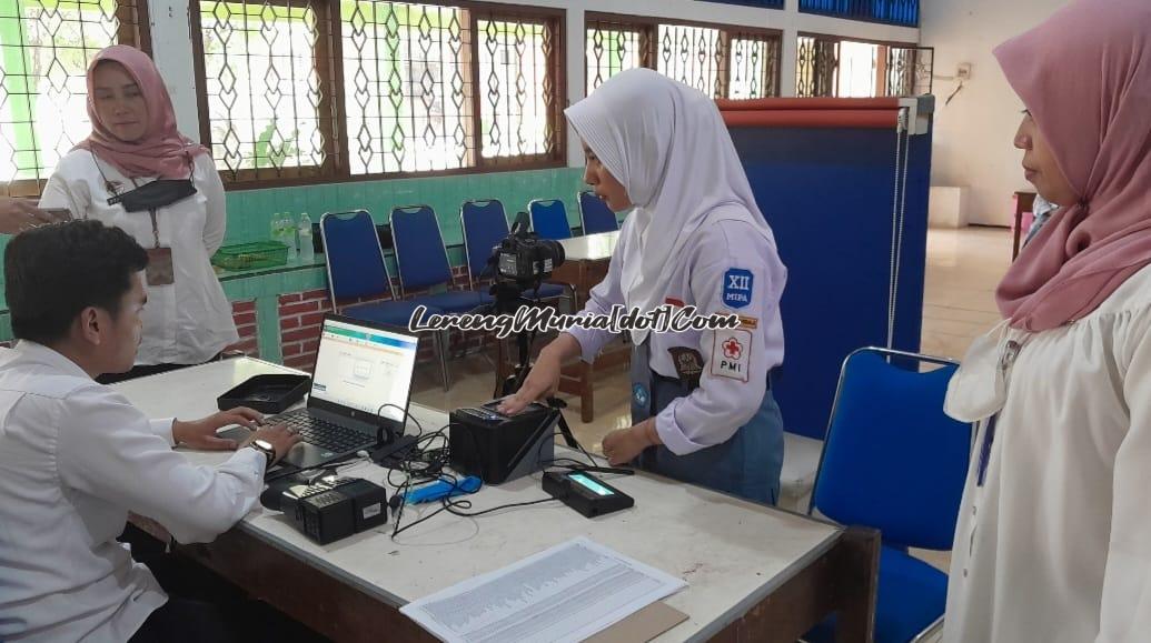 Foto siswa SMAN 3 Pati  sedang melakukan perekaman sidik jari