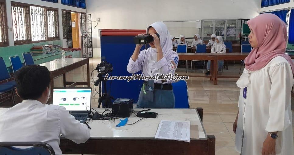 Foto siswa sedang perekaman iris mata