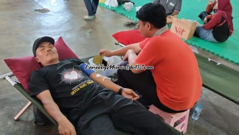 Foto Muh. Sarju Safi'i salah satu Pengurus Cabang Pati sedang mendonorkan darahnya didampingi petugas PMI Kabupaten Pati