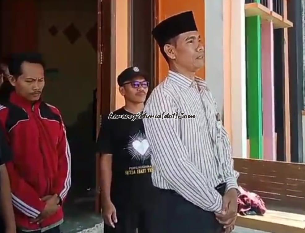 Foto sambutan Ketua Cabang SH Terate Pati Abdul Khalim, M.M., M.Pd.I. (depan berpeci) sebelum kegiatan donor darah