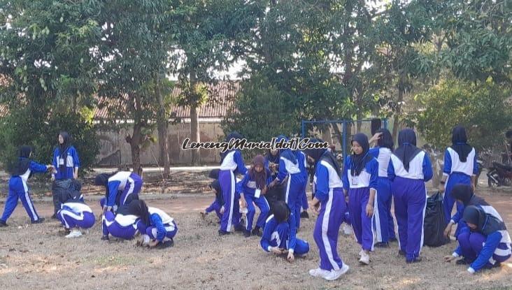 Foto peserta LDK SMAN 3 Pati sedang melakukan kegiatan peduli lingkungan pungut sampah di lapangan sepak bola