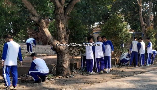 Foto peserta LDK sedang berlomba untuk memungut sampah di lapangan futsal