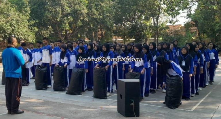 Foto kantung plastik hitam berisi sampah sudah berada di depan peserta LDK  dan siap untuk diberi penilaian oleh pembina