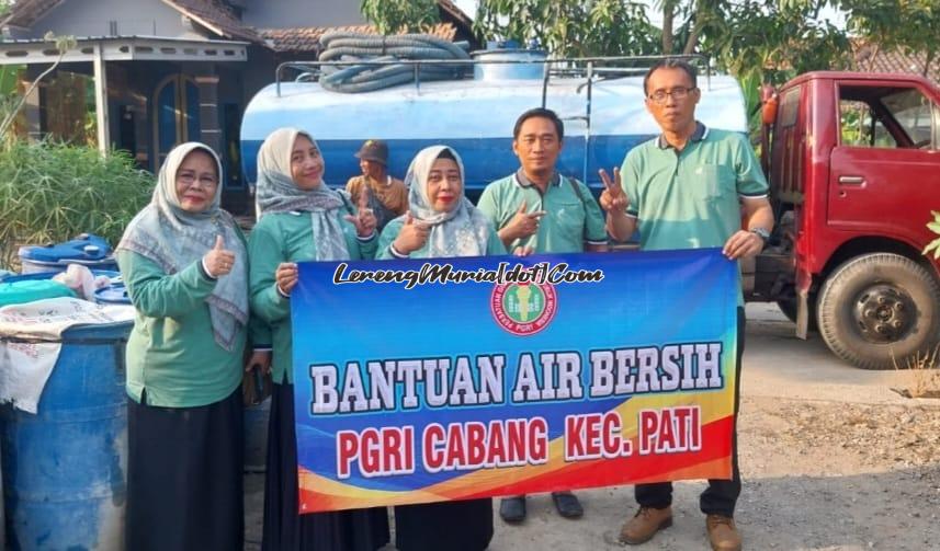 Foto Ketua PGRI Cabang Kecamatan Pati Fajar Setyo Nugroho, S.Pd. (ke dua dari kanan) bersama pengurus yang lain pada saat mengirimkan bantuan air bersih di Desa Tambahmulyo Kecamatan Jakenan Kabupaten Pati