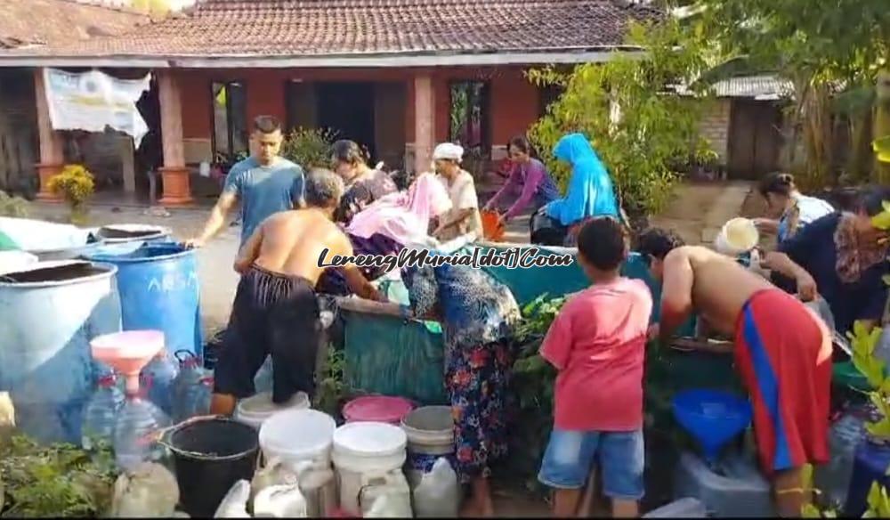 Foto warga desa sudah menyiapkan berbagai macam wadah penampungan untuk diisi air bersih bantuan dari PGRI Cabang Kecamatan Pati