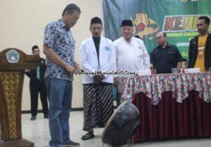 Foto Ketua IPSI Pati Tris Irawan (paling kiri) didampingi Ketua Umum Pagar Nusa Cabang Pati Suwarto (2 dari kiri) bersiap memukul bedug pada acara pembukaan Kejurcab Pencak Silat Pagar Nusa IX