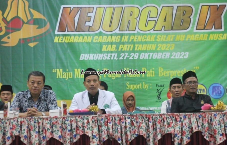 Foto Ketua IPSI Pati Tris Irawan (kiri) dan Ketua Pagar Nusa Cabang Pati Suwarto (tengah) pada saat acara pembukaan Kejurcab Pagar Nusa IX 2023