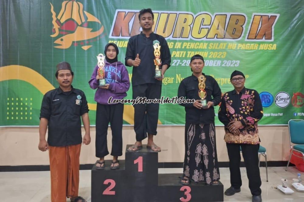 Foto Juara Umum Pra Remaja dalam Kejurcab Pagar Nusa Pati, 1. Pucakwangi, 2.Pati, 3.Winong menerima piala