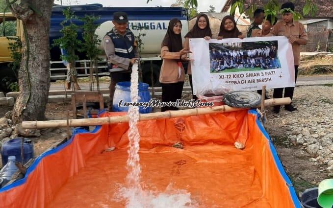 Foto siswa KKO SMAN 3 Pati kelas XI-12 didampingi aparat pada saat baksos air bersih | LERENG MURIA Foto siswa KKO SMAN 3 Pati kelas XI-12 didampingi aparat pada saat baksos air bersih