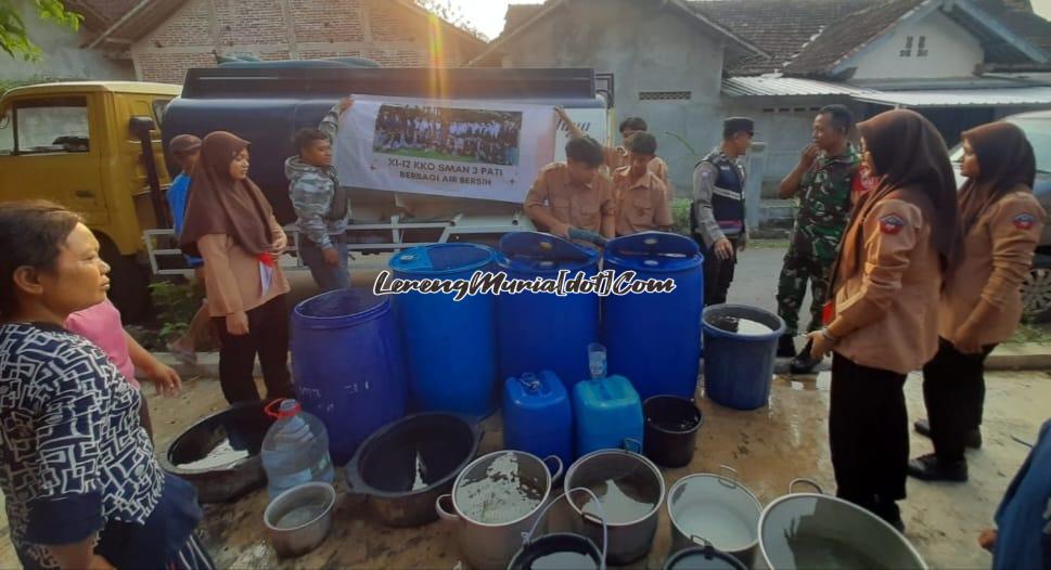 Foto warga sudah menyiapkan berbagai macam wadah tempat penampungan air bersih | LERENG MURIA Foto warga sudah menyiapkan berbagai macam wadah tempat penampungan air bersih