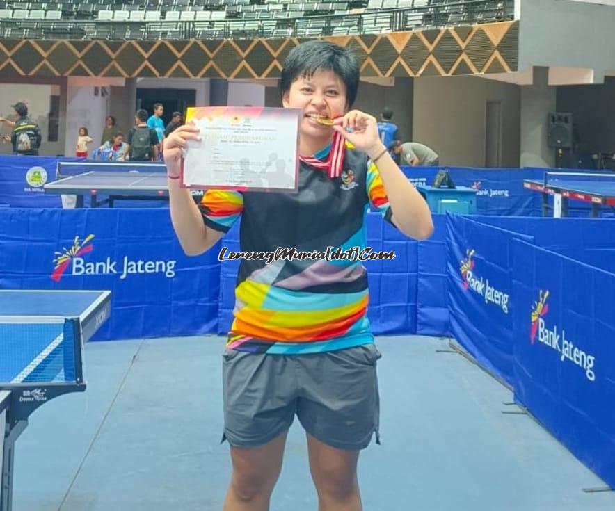 Foto Neza Karimatu Zahra atlet tenis meja SMAN 3 Pati yang berhasil meraih juara 1 dalam Kejurprov Kelompok Umur U-17.